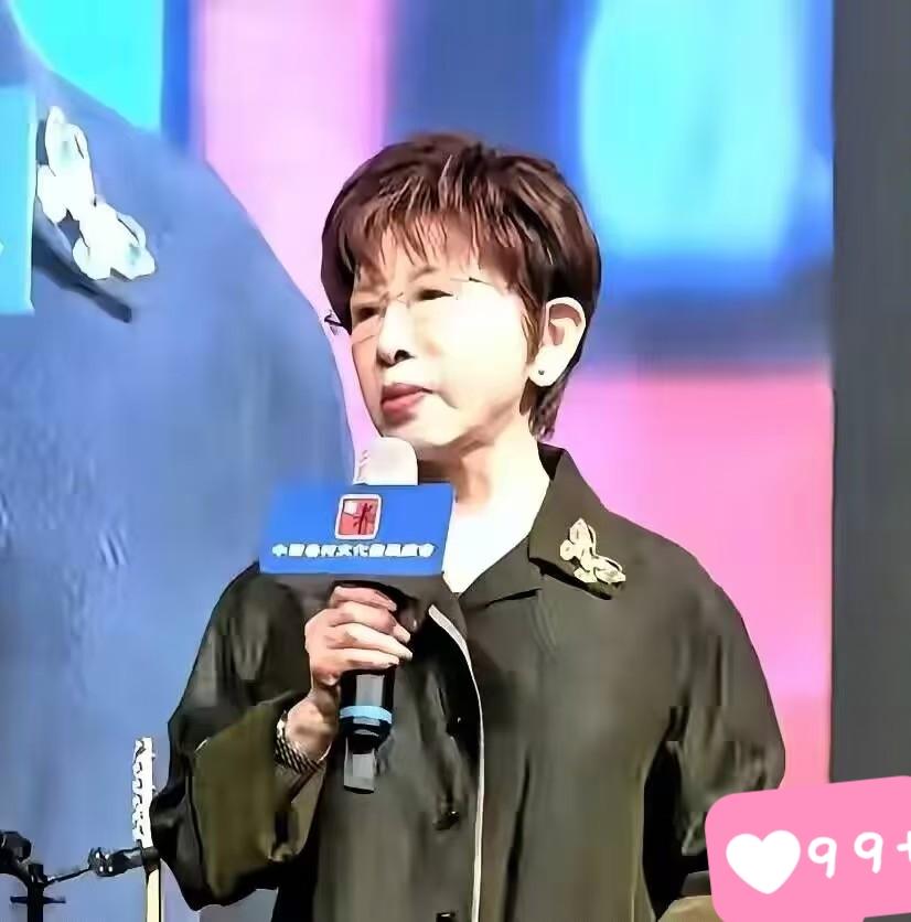 洪秀柱当着郑丽文、韩国瑜等一众国民党大佬的面称：一中就是一个中国，大陆和台湾同属