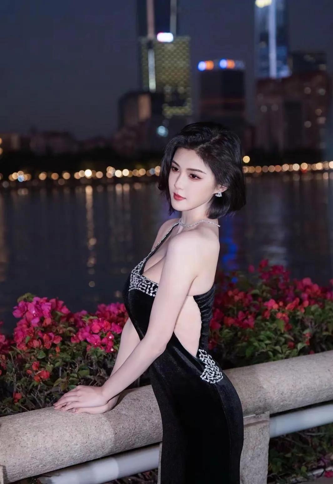 程儿黑裙造型鲨疯了！夜色里的明艳杀场夜色才是程儿的主场！一袭黑色丝绒斜肩礼