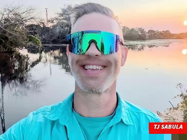 和特朗普吵架并被特朗普竖中指的福特汽车工人萨布拉在网上留言，担心自己因为当众让特