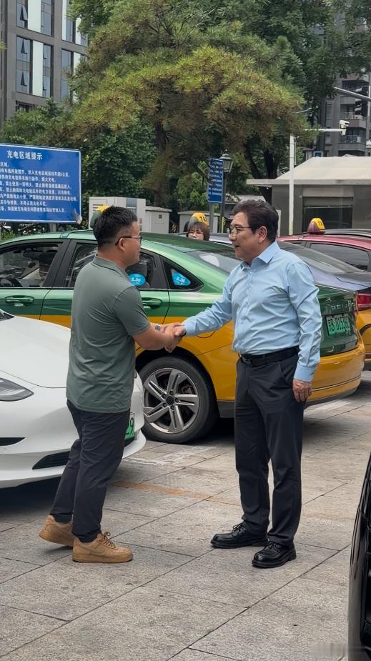 我记得古天乐、韩红、孙红雷、许亚军都买了极氪9X，还有大富豪刘銮雄也是买了一辆，