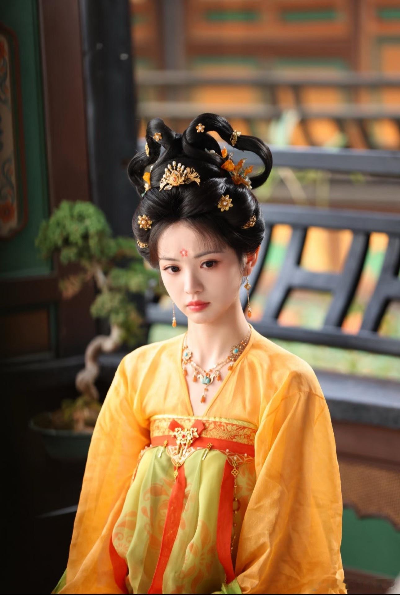 子夜归田曦薇的每一套裙装造型都值得一个九宫格，太美了。​​​