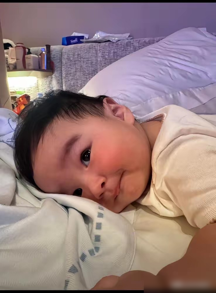 汪小菲带着马筱梅和儿子现身麻六记，现场那叫一个热闹。孩子肉乎乎的脸蛋，浓眉大眼，坐在马筱梅怀里不哭不