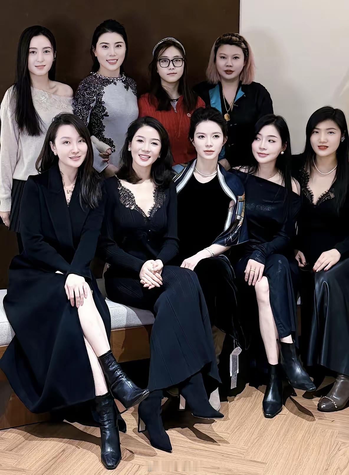 美女在人群之中，她往那儿一站，画面瞬间自动定焦——第一眼，就只能是她。