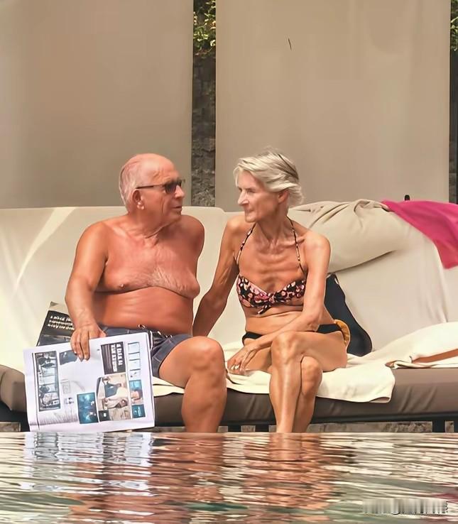 这个老头和这个老太太岁数都已经不小了，但人家很会享受生活，精神方面是非常年轻的，