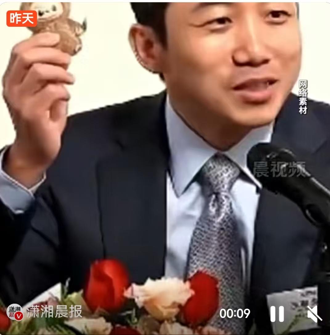 今年12月，潮玩市场经历了一场引人注目的“降温”。曾经在二手市场上被炒至天价的泡