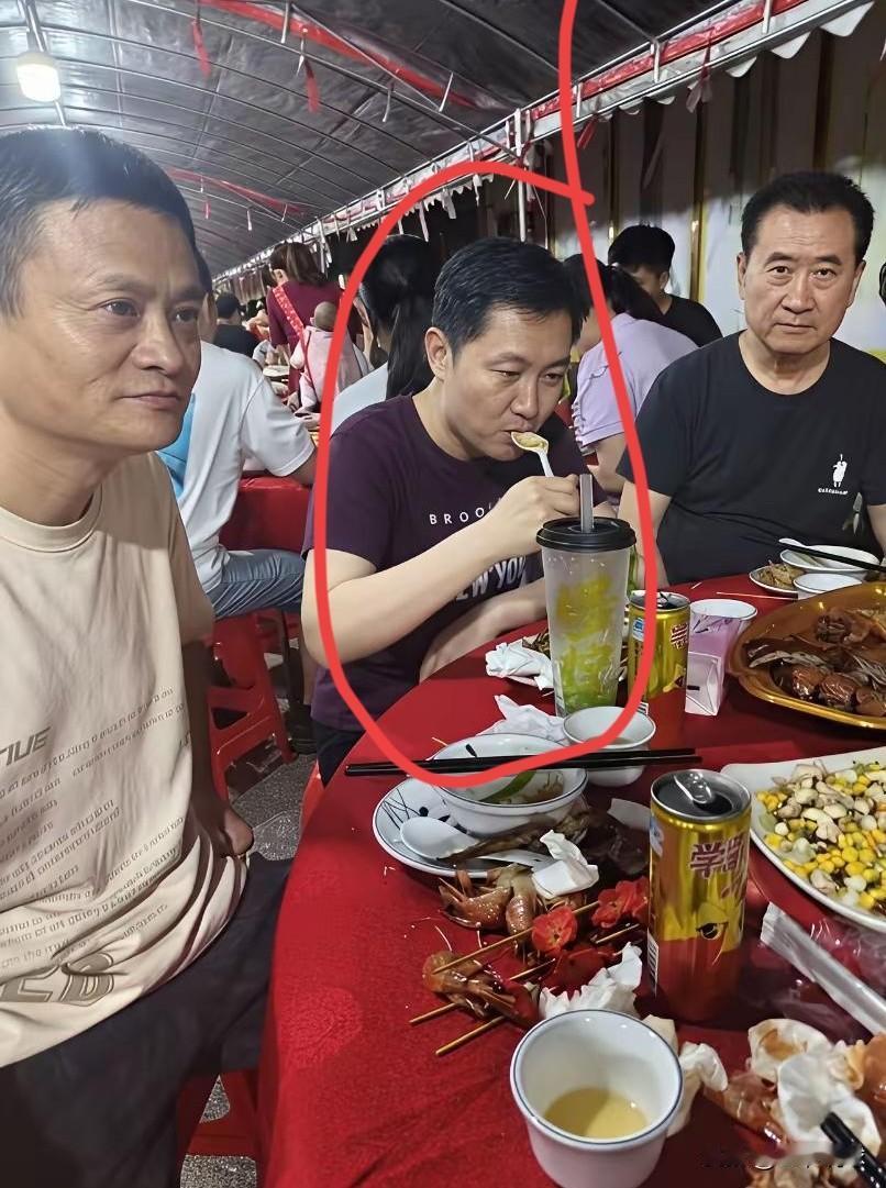 中间淡定吃饭的大哥牛啊，如果是你，你能吃得下？