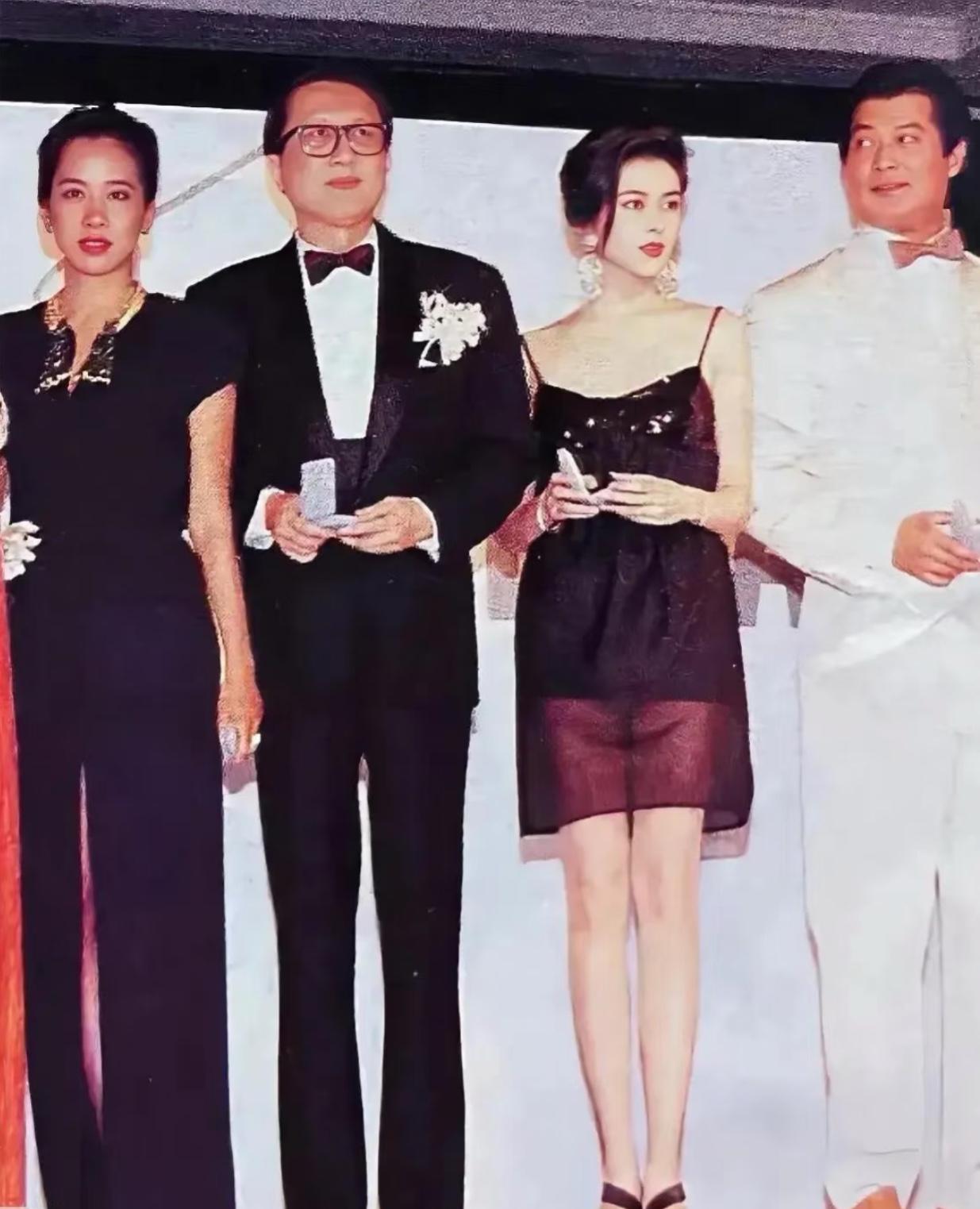 仔细看你发现没有，原来美人肌肤胜雪就是跟旁人不是一个肤色，而且腿真的很优越并