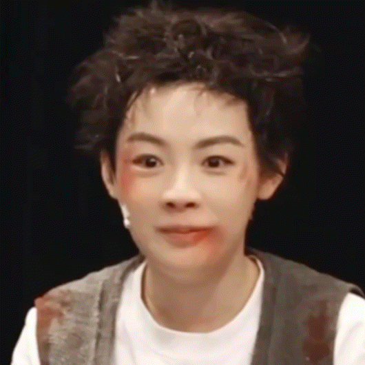 陈主任在当城里俊的一天…美是一方面…最主要的是在风中捂好自己的腹肌…奋力扯住西装