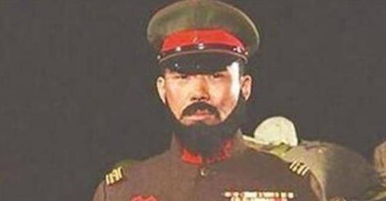 1938年，一名中国老兵发现在日本人营地中有一个闪闪发光的东西在不断移动，他想也