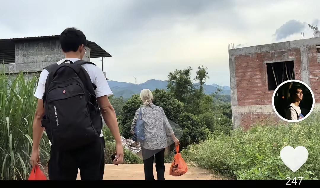 唐尚珺真的是一个很孝顺的人，好像自己只要有假期，都会选择会农村，陪着妈妈。之前因