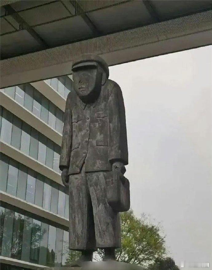 阿里巴巴集团门前的雕像，衣衫褴褛、缩头提包，象征着企业始终保持谦逊姿态，即便成功