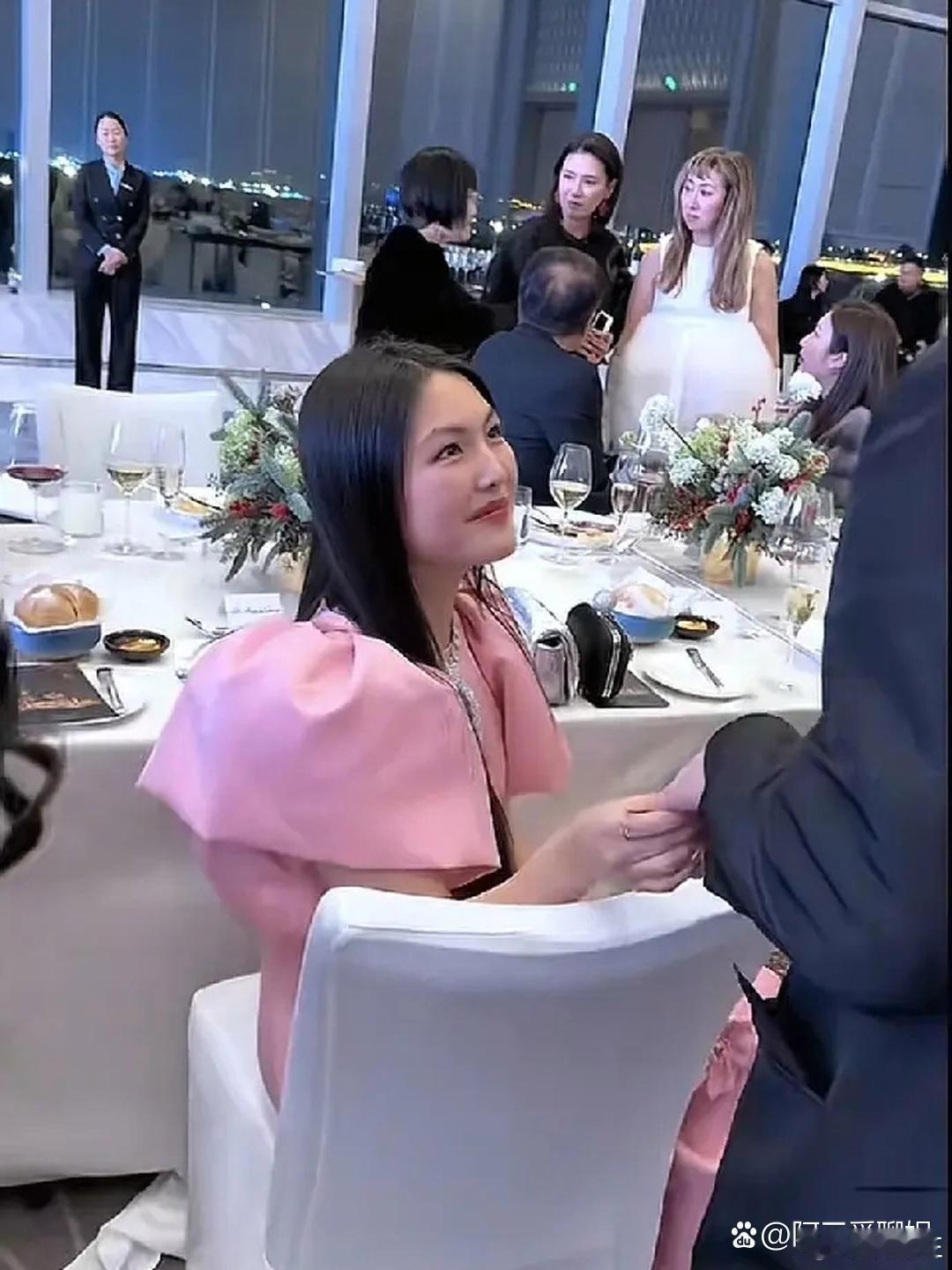 李湘16岁女儿王诗龄，又漂亮又优秀，在哈尔滨参加肖邦晚宴，美得像公主，全程用流利