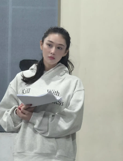 张馨予长得还是太权威了，穿那么丑的衣服，还能这么漂亮，像女大​​​