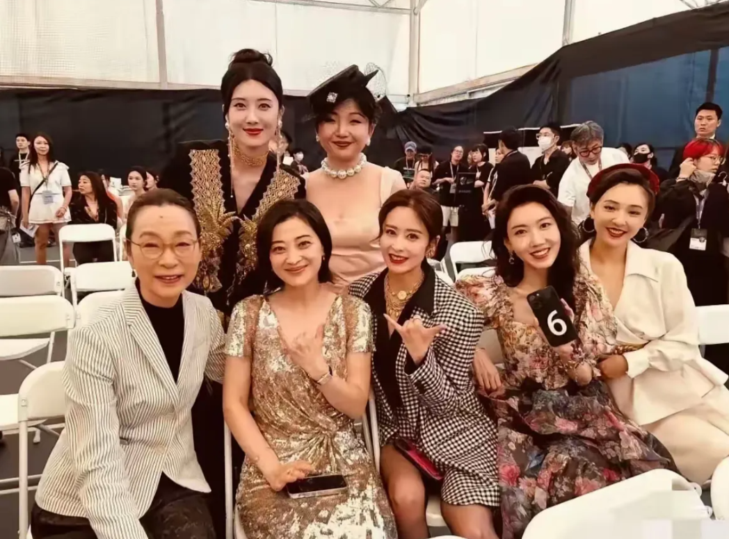这张合照，六姐妹，最美还是梅婷，你们看看是不是呢？