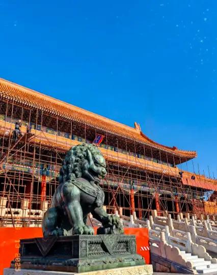 上个月刷到一个视频。一个德国小伙在重庆街头直播，凌晨两点，街上还有人遛狗、吃