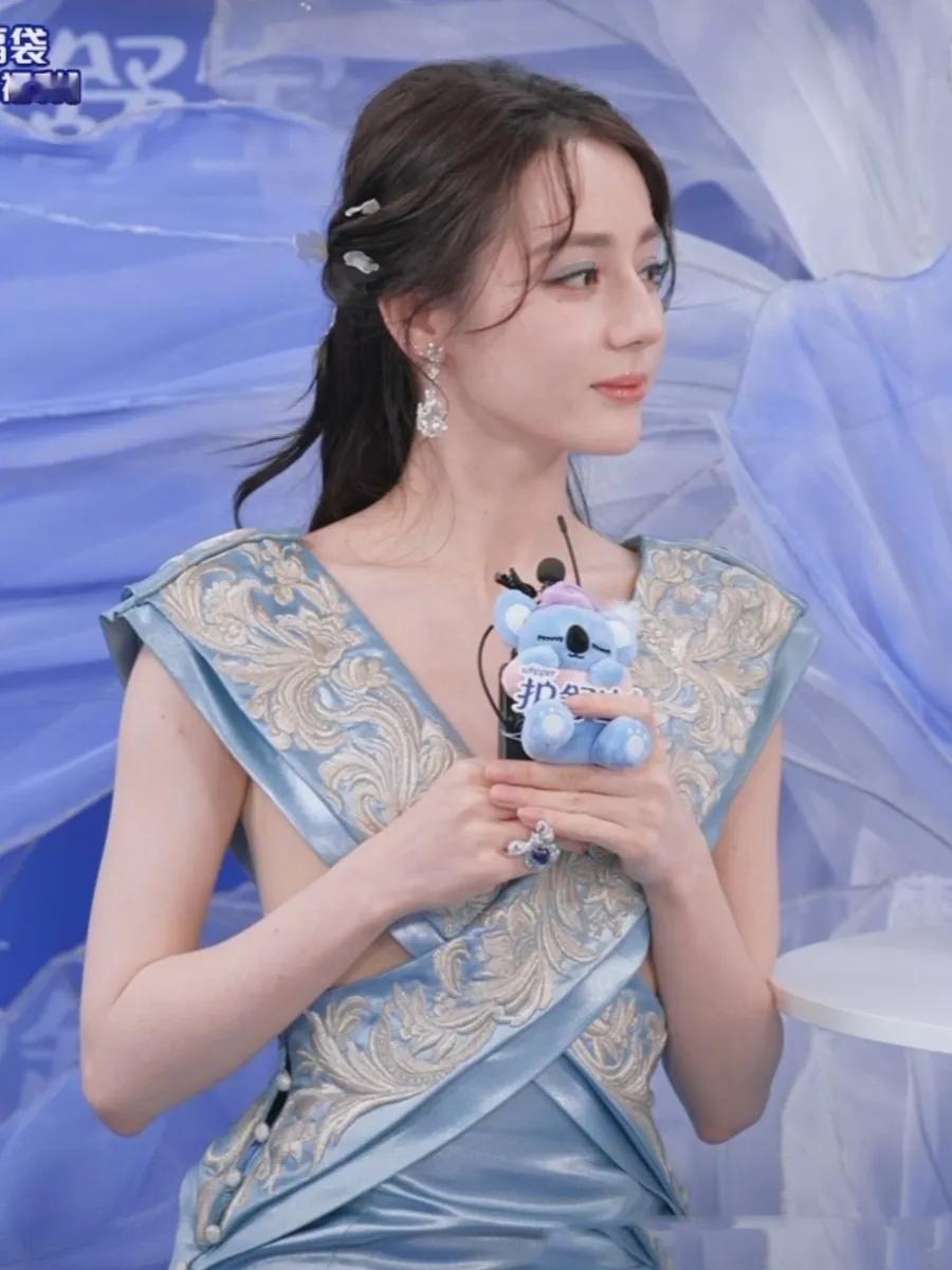 迪丽热巴：离开嘉行是新的起点，温柔底色里藏着清醒力量当迪丽热巴与嘉行传媒合约
