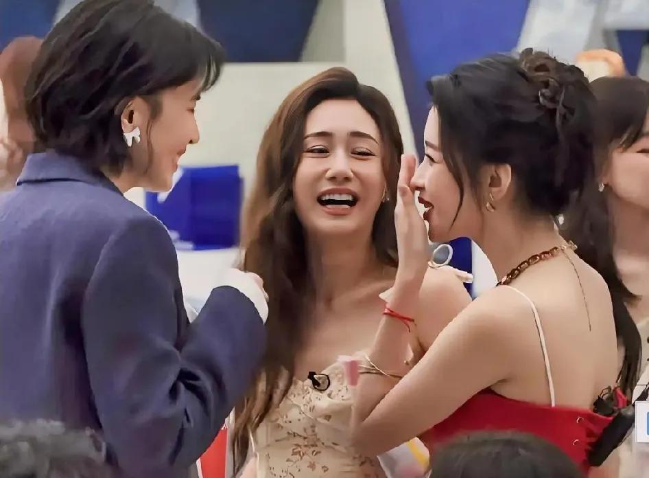 三个女人一台戏，孙怡的大大咧咧，会让刘芸有点尴尬吧。在浪姐综艺舞台上，刘芸和曾