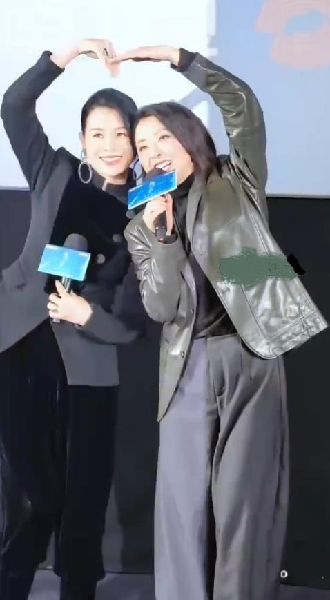 近日胡杏儿和黄小蕾一起出席活动，两位居然跳起了舞蹈，看起来像两姐妹。胡杏儿上