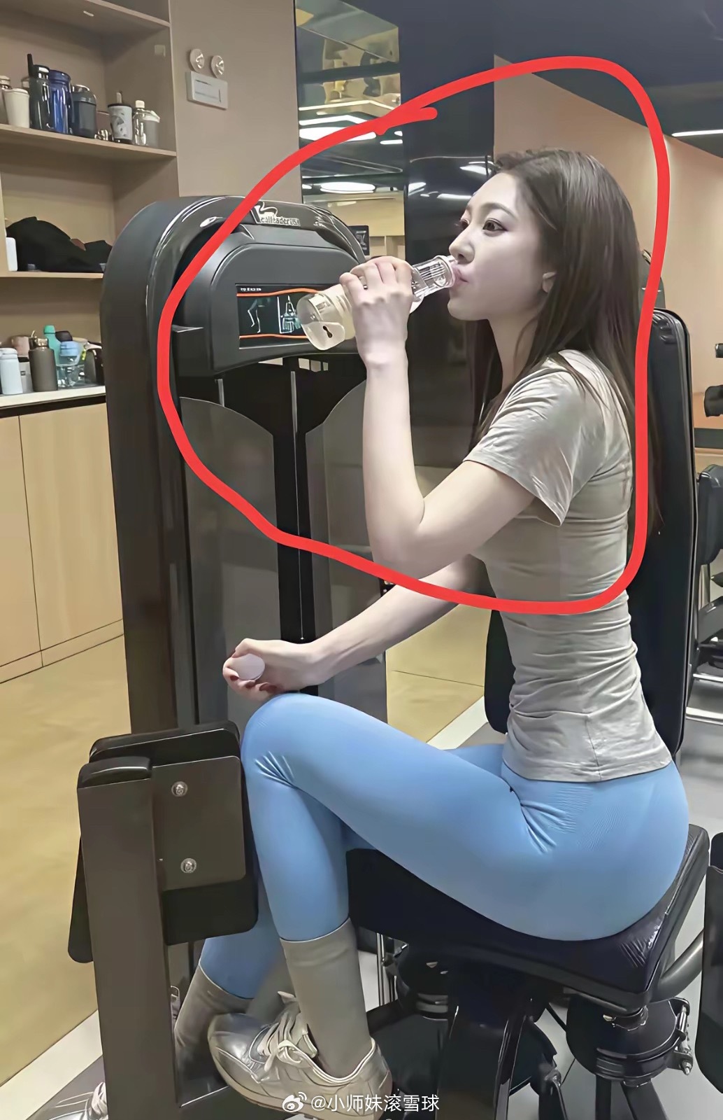 在健身房喝免费水的女孩……