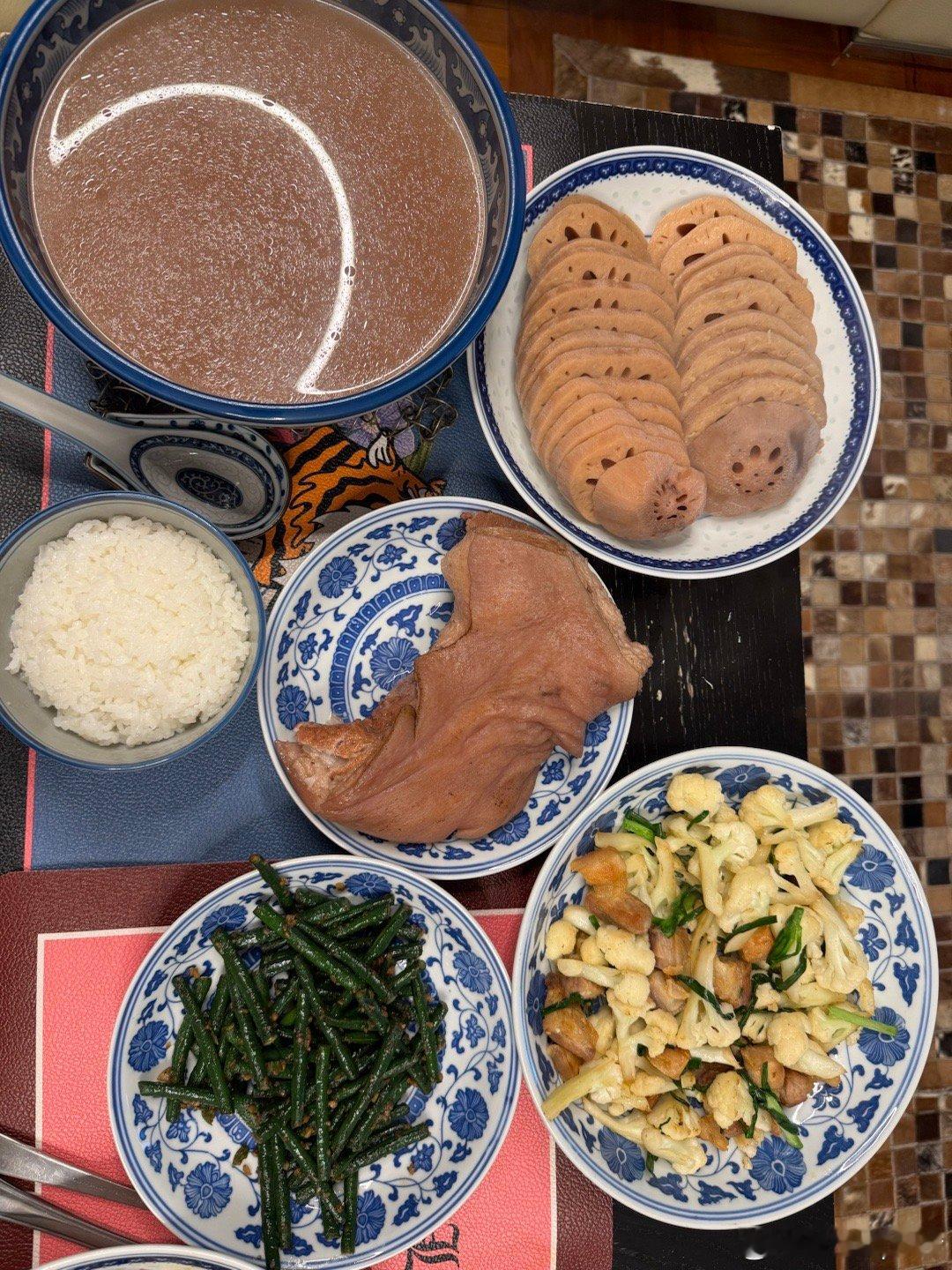 一個人的簡單晚餐，椰菜花炒鹹肉，蒜蓉辣椒炒豆角，蓮藕章魚煲豬踭湯。​​​