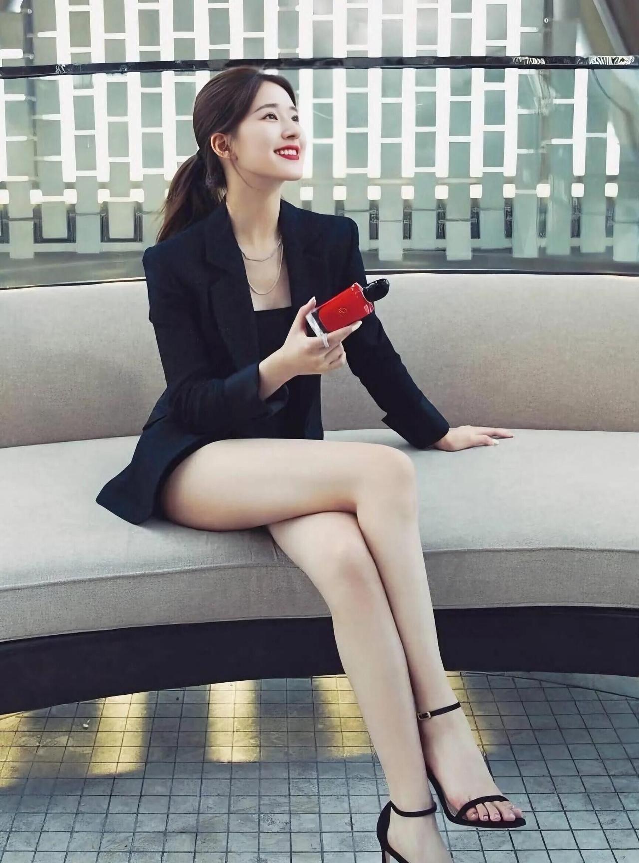 瘦瘦的赵露思也是极品的美女，内娱的天花板，这颜值和气质一点不输同龄的女明星。不过