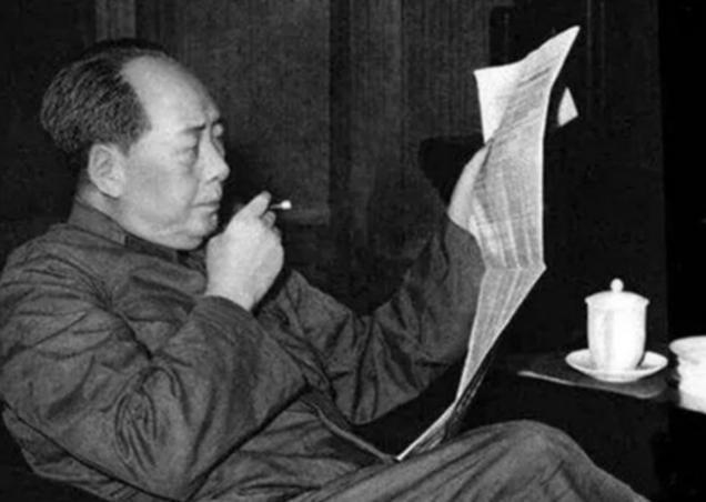 1964年，伟人在开会时，看到了正在抽雪茄的李先念，李先念随手递给了伟人一根，谁