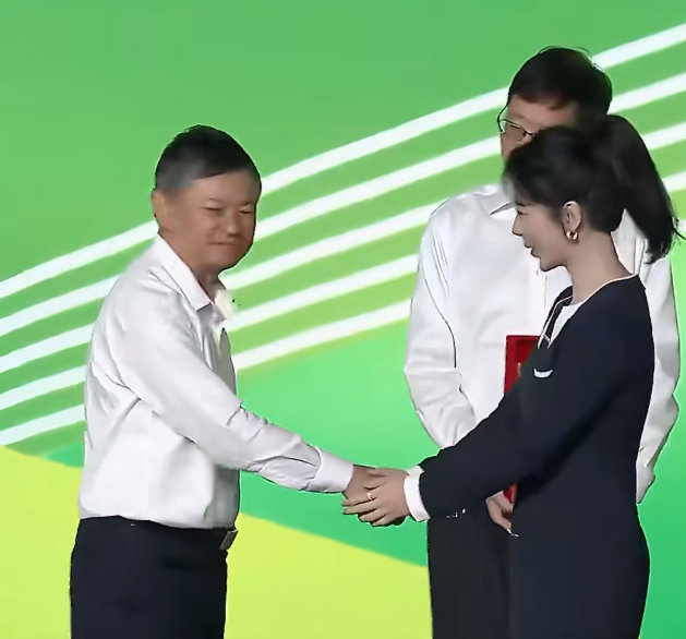 杨紫参加六五环境日永远会被真诚又正向的杨紫打动✨新剧杀青休整期，惊喜接踵而至！今