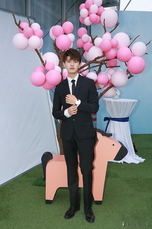 任嘉伦没整容吗？这问题还挺多人讨论。看他早期照片，土土憨憨的，跟现在精致帅气模样