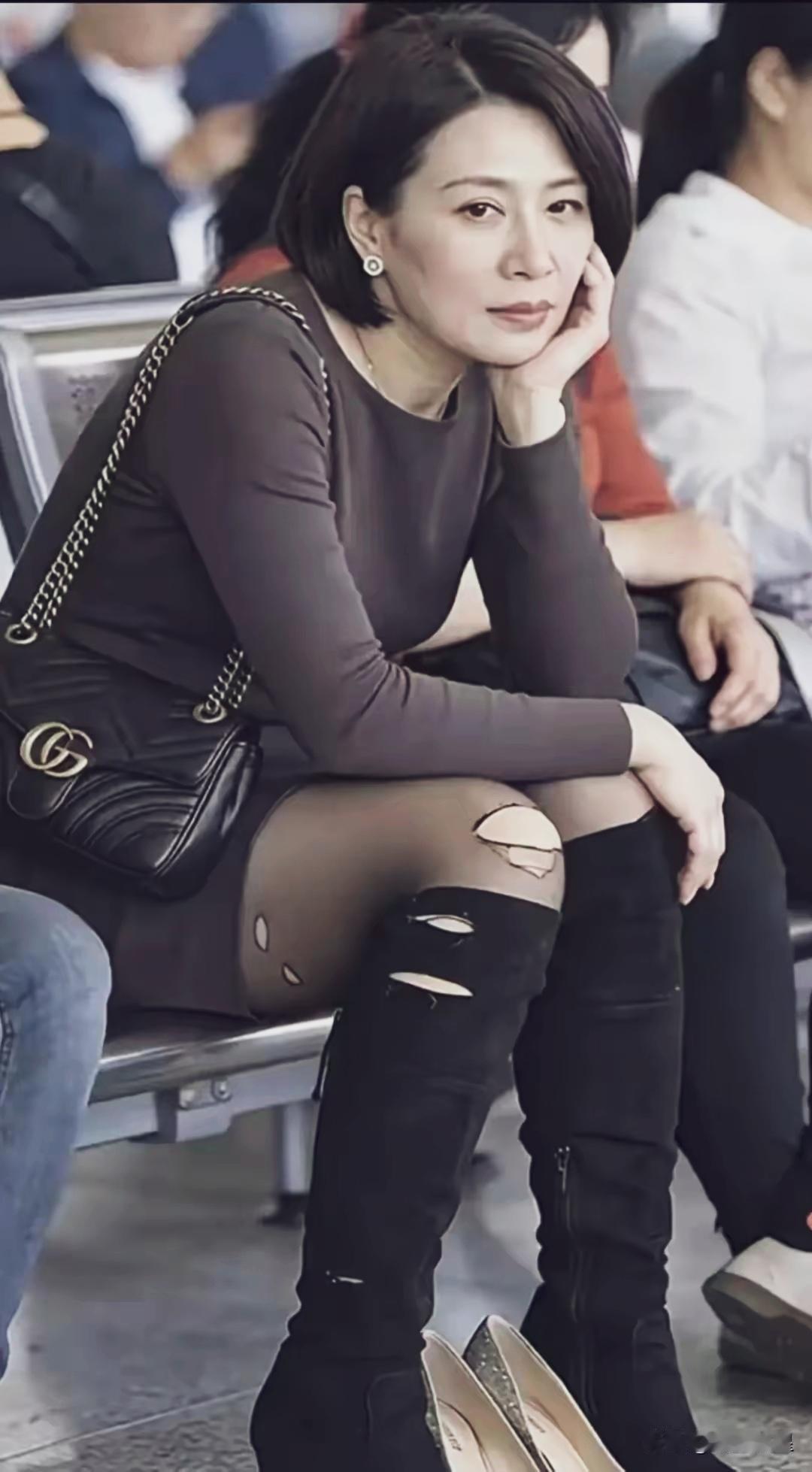 退了休了，虽然还不老，但还能干些什么？只有在儿女家来回奔跑，当一个廉价的保姆。真