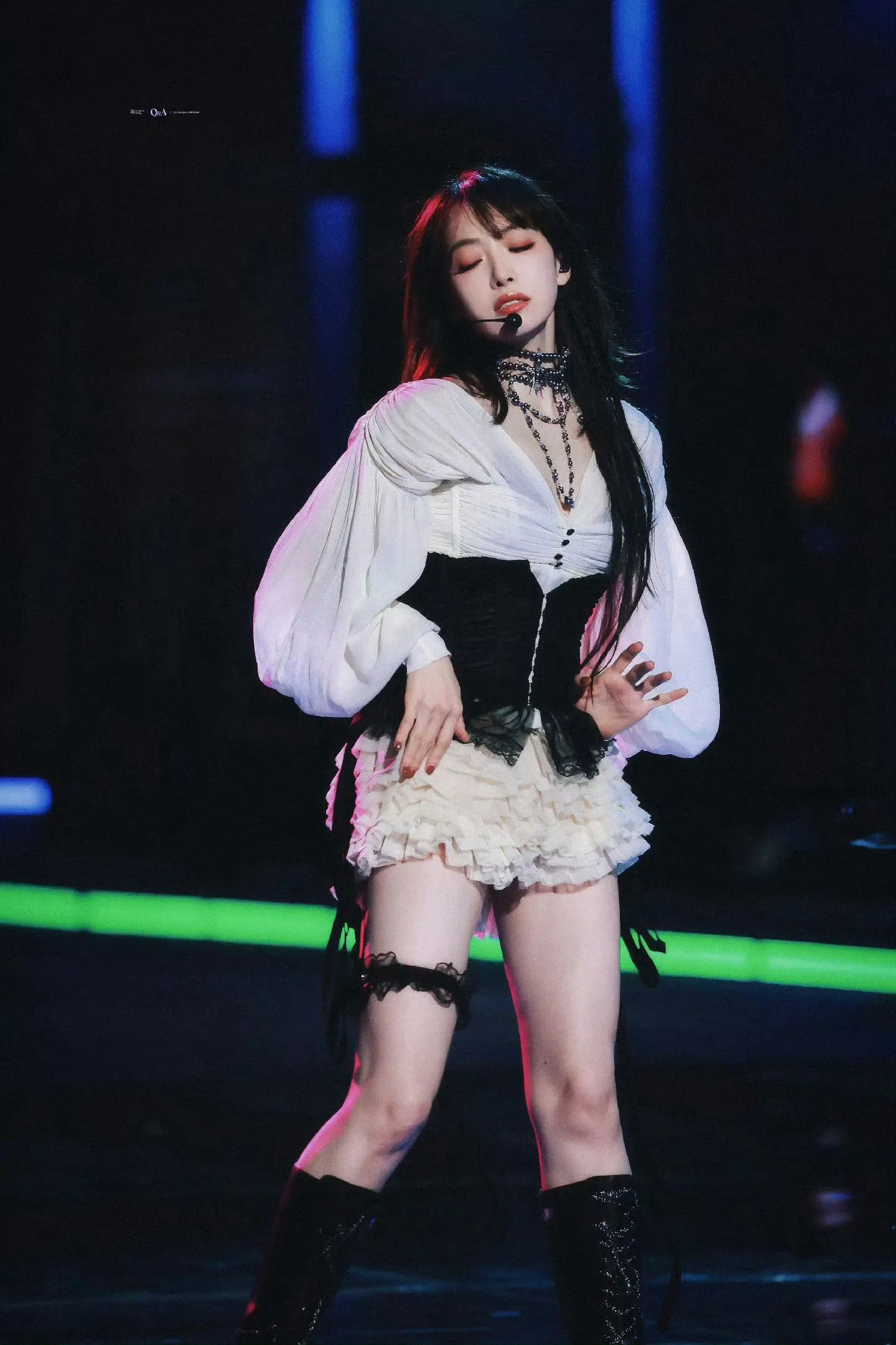 宋茜果然还得山东大妞啊，这身材和肉腿可太稀罕了，而且居然还有腿环~