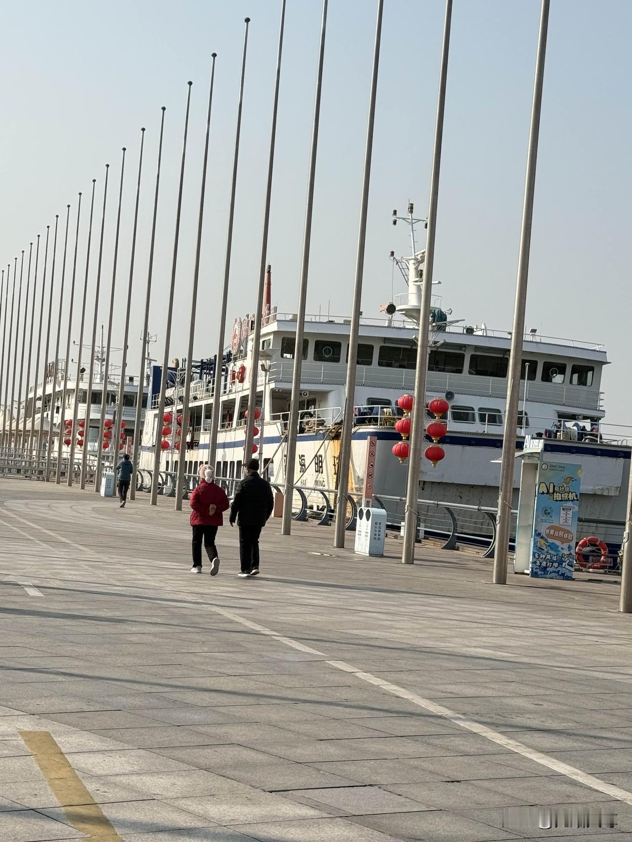 我上周去了趟青岛奥帆中心一趟，看到有两艘船改成的海上餐厅停在那里，我一眼认出来了