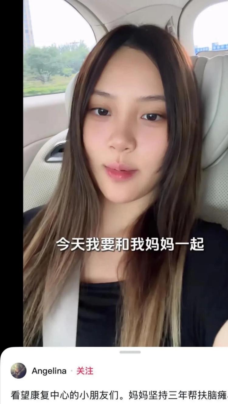 贾乃亮站在甜馨旁边，手悬在半空，像没找到该放的位置。孩子把两个人拉进同一个画面