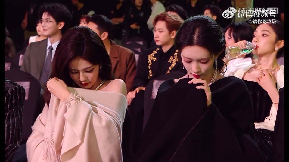 星光大赏内场白鹿和孟子义这姿势，十有八九是在偷玩手机还有位偷玩手机的被镜头抓个