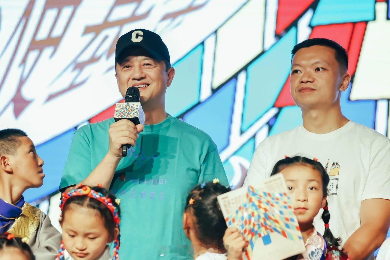 李嫣参加嫣然天使活动李嫣活动近照李嫣参加嫣然天使活动，19岁的嫣儿越来越漂亮了