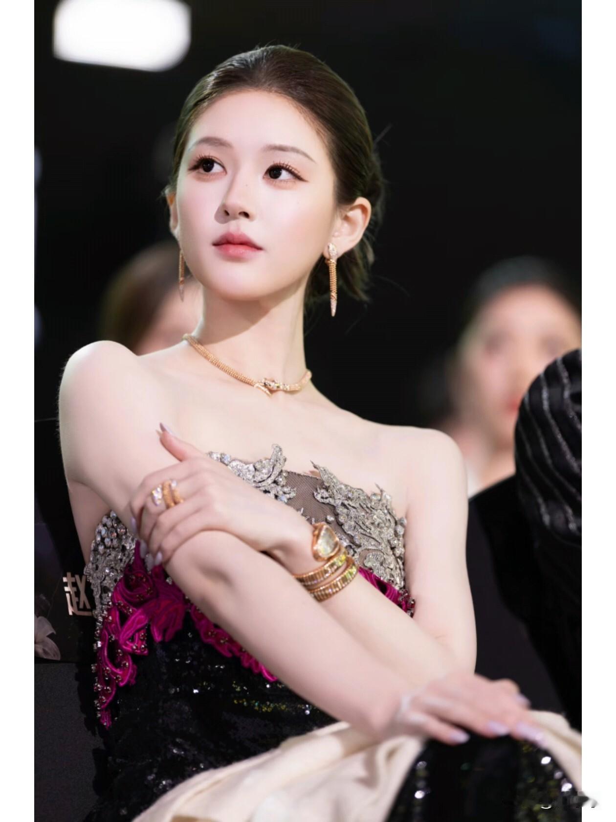 赵露思被曝运作回归微博，有消息说赵露思团队正在幕后使劲，想让她重新杀回微博热搜榜