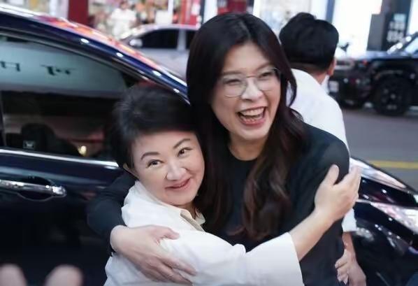 卢秀燕窜访美国越来越有看头了，不知道是不是郑丽文的意思。国民党主席郑丽文昨天(2