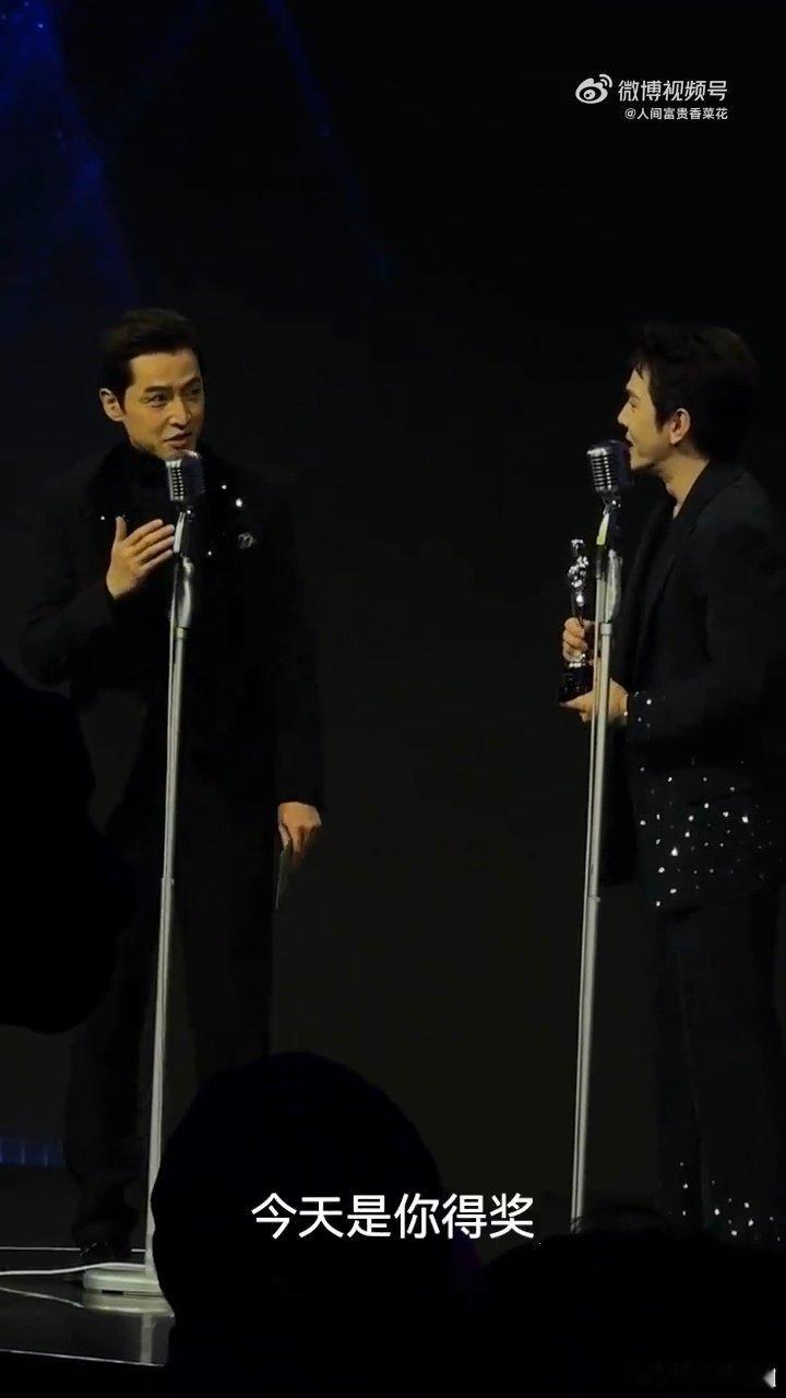 胡歌李佳琦高情商过招胡歌颁奖给李佳琦，句句夸赞尽显前辈风范，而李佳琦获奖感言
