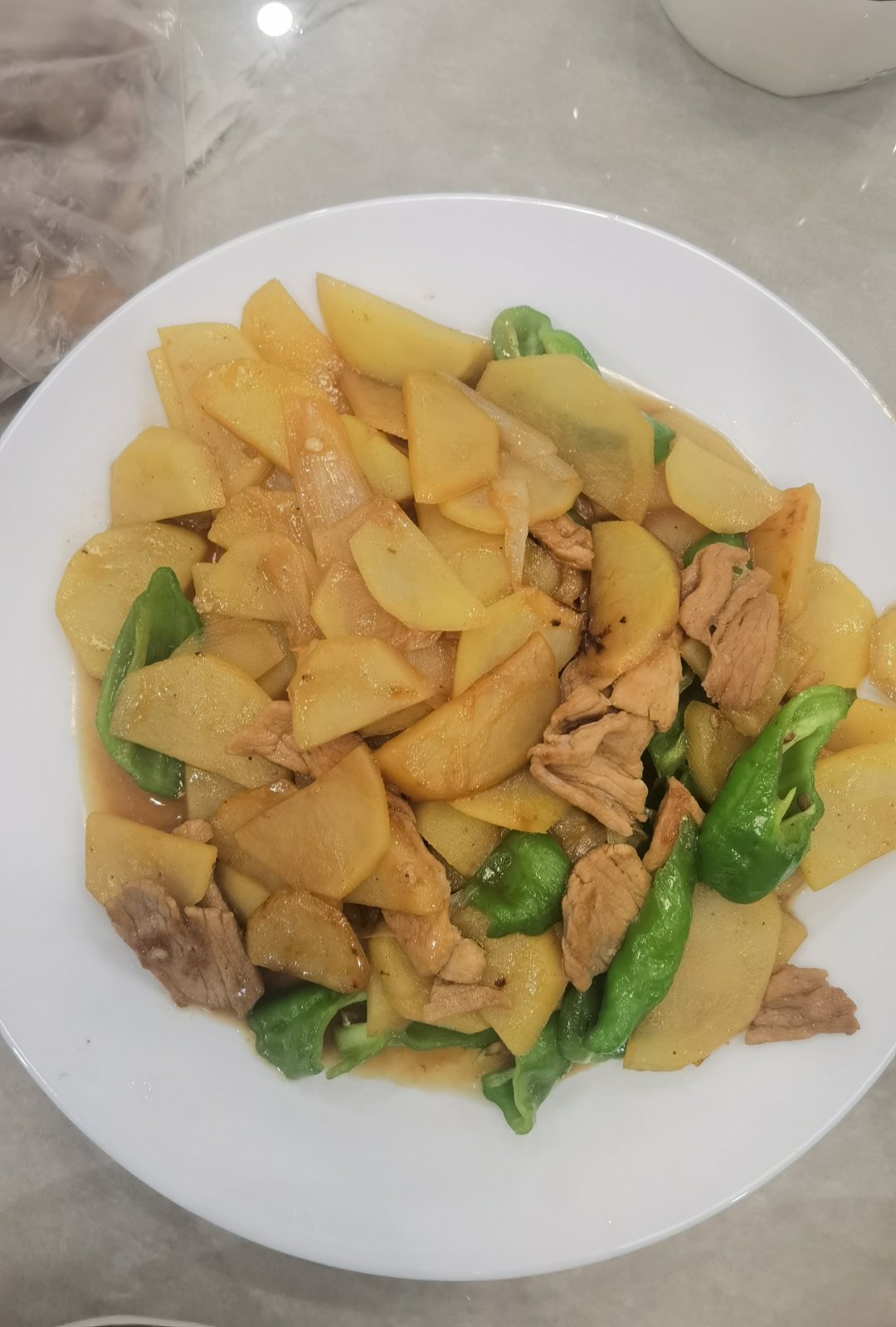 今天晚饭有点晚，吃了半个馒头，也没做汤，喝点水吧！