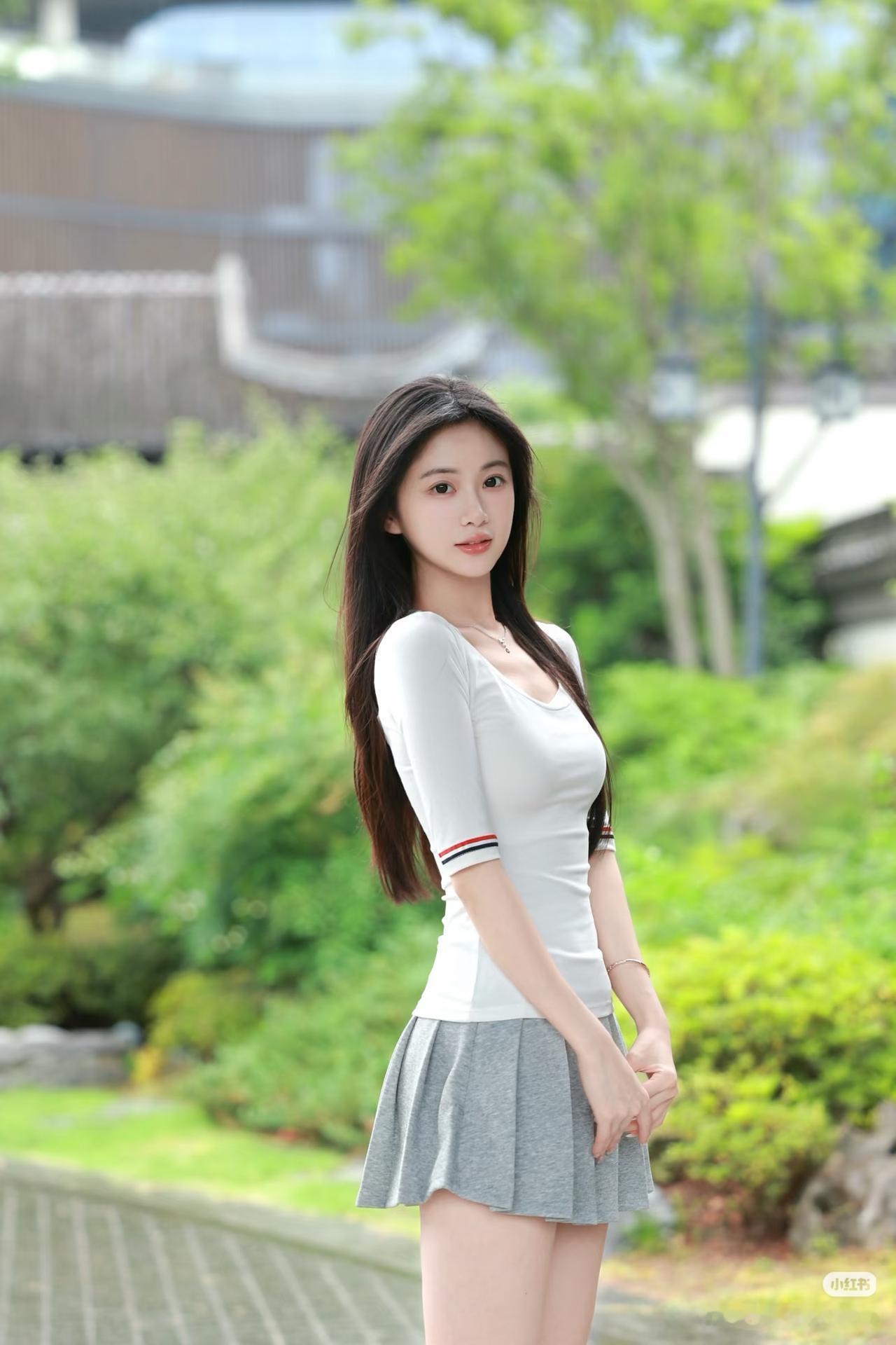 绿树掩映下，美人倚栏立。