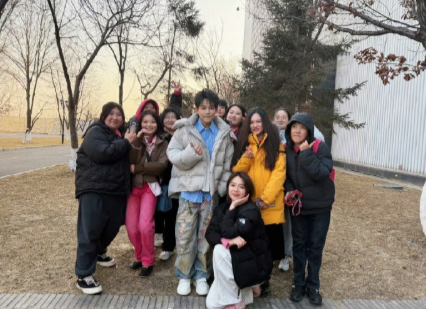 在2026年1月播出的某节目现场（推测为春节特辑），粉丝连续高喊