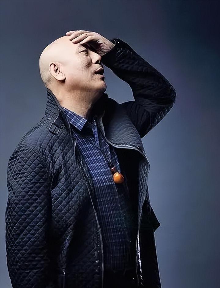 演员李诚儒说，八十年代，我做生意，开服装公司，卖电缆，做的风风火火，遇到一个大师