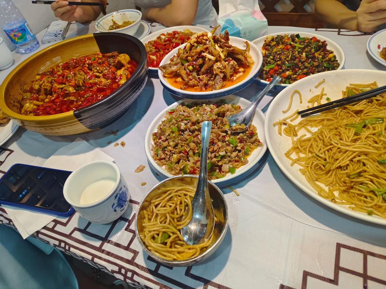 夏日生活打卡季红辣热油裹满各式家常菜，热汤暖胃，辣菜开胃，三餐烟火，知己围坐，平
