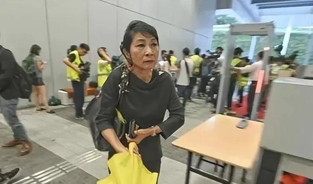 出狱后的毛孟静，如今过得怎么样了？那个曾经在立法会宣誓时，当着全场人面叫嚣“