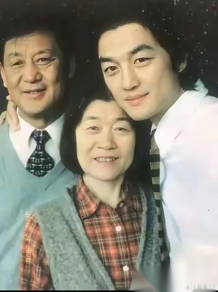 怪不得王菲和窦唯离婚后，转身就嫁给了李亚鹏，原来王菲真的是爱窦唯爱到了骨子里。