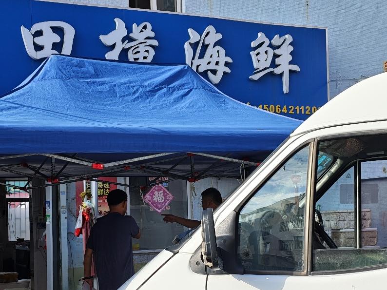这几家海鲜店里边的海鲜非常多，也非常新鲜。其中一家，据老板讲他们