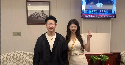 曹云金西安演出，收获小迷妹一枚！近日，曹云金偕刘云天西安演出之余，与美女演员赵