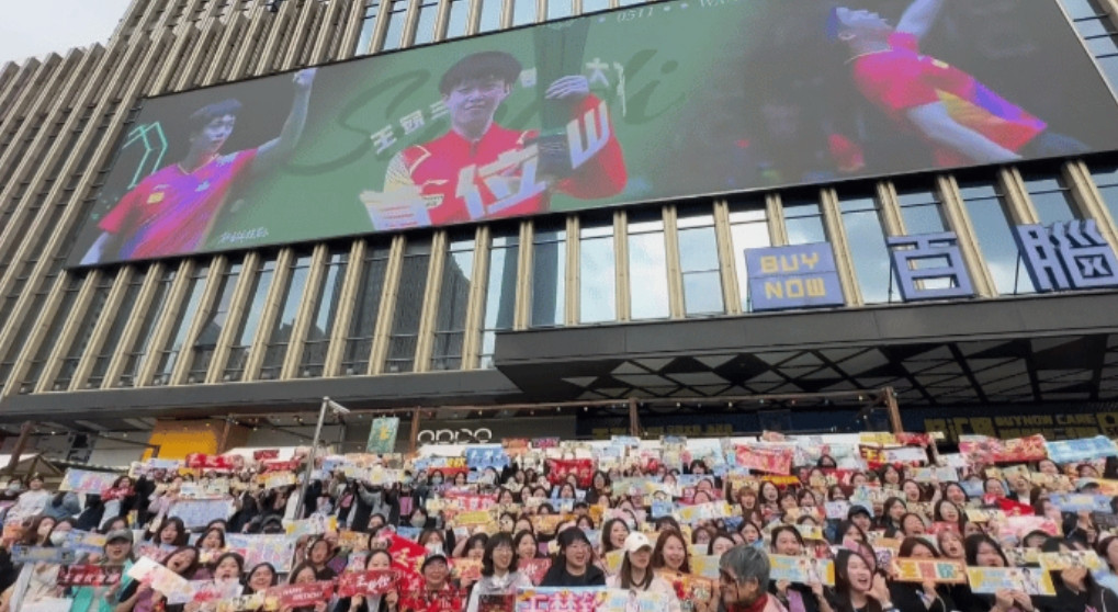 王楚欣生日的热度完全盖住了母亲节。全世界的球迷为王楚钦搞起了生日矩阵。除了他爸他
