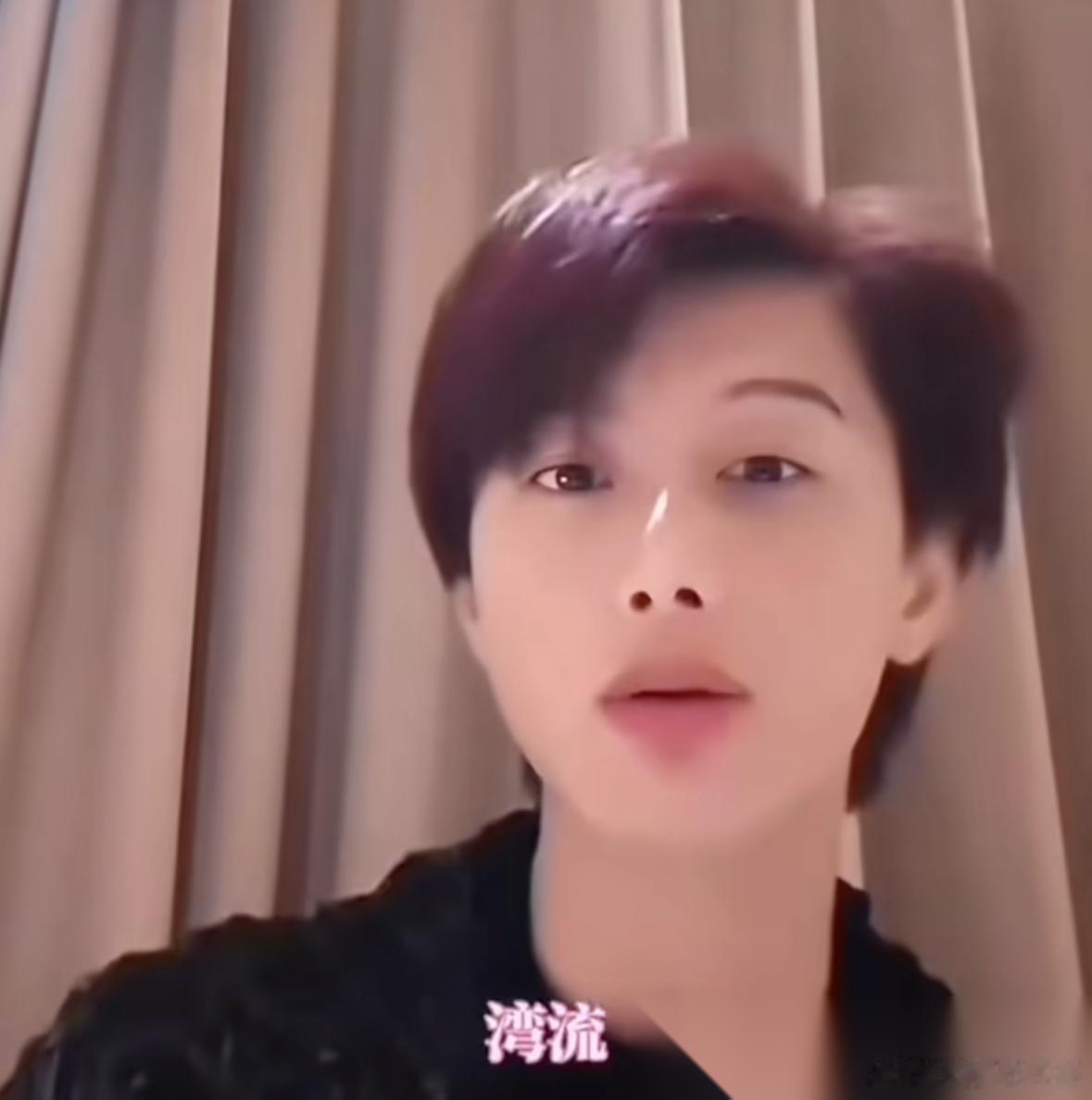 第一次见反过来pua粉丝的短剧男主。粉丝让何健麒在直播间抽个手机福袋，没想到他