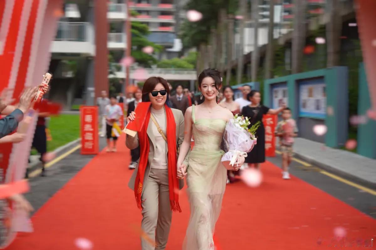 “百万耳环妹”事件和其父亲工作时间线，终于梳理清楚了，直接惊呆。2025年5月