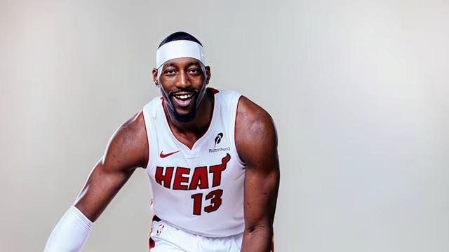 字母哥加克莱，这阵容放2K里能把人打哭，结果ESPN那帮专家扭头就给热火判了死刑。训练营第一天，克莱